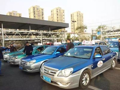 党员示范引领行业新风尚——杭州外事公司积极参与市巡游出租汽车共产党员示范车命名仪式，助力国内旅游业务发展